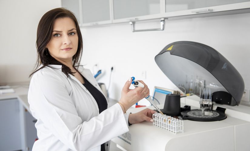 Katarzyna Pietrzak w białym fartuchu w laboratorium