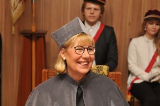 Zdjęcie portretowe: prof. Ursula Gather w szarej todze i birecie siedzi podczas uroczystości wręczenie doktora honoris causa.