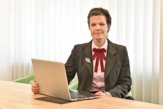 prof. Anna Fabijańska siedzi przy biurku