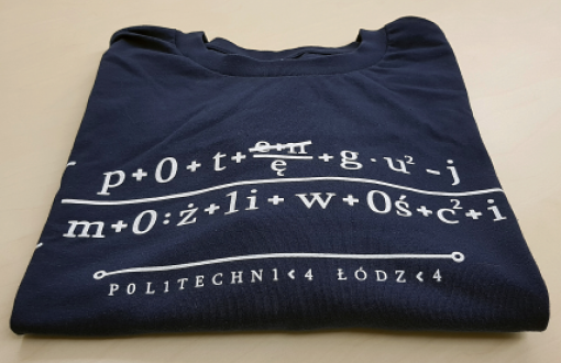 Granatowy t-shirt złożony w kostkę z nadrukowanym białym hasłem Potęguj możliwości zapisanym jako wzór matematyczny.