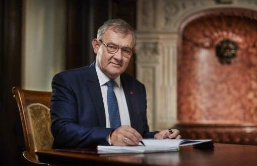 Zdjęcie portretowe: rektor PŁ, prof. Krzysztof Jóźwik, podpisuje dokumenty.