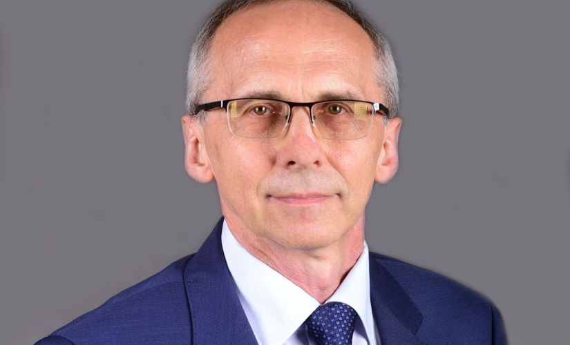 Zdjęcie portretowe: prof. Paweł Strumiłło, prorektor ds. rozwoju Politechniki Łódzkiej, w niebieskim garniturze na szarym tle.
