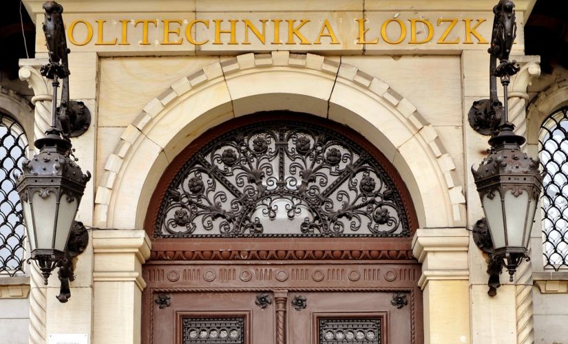 Fragment zabytkowego wejścia do Rektoratu PŁ.: drewniane drzwi, wiszące lampy.