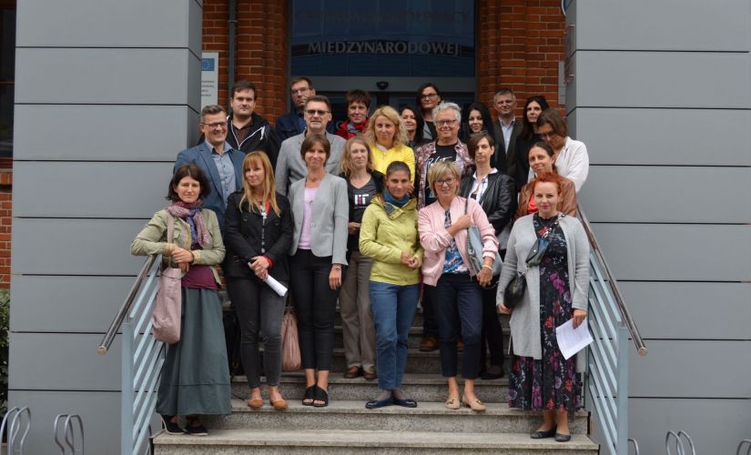 Grupa ok 30 uczestnicy projektu Mistrzowie Dydaktyki z PŁ na schodach Centrum Kształcenia Międzynarodowego.