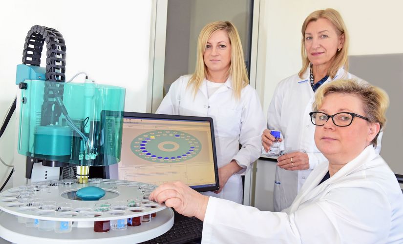 W laboratorium kierowanym przez prof. Grażynę Budrym (od prawej) w białych fartuchach stoją prof. Dorota Żyżelewicz i dr Joanna Oracz.