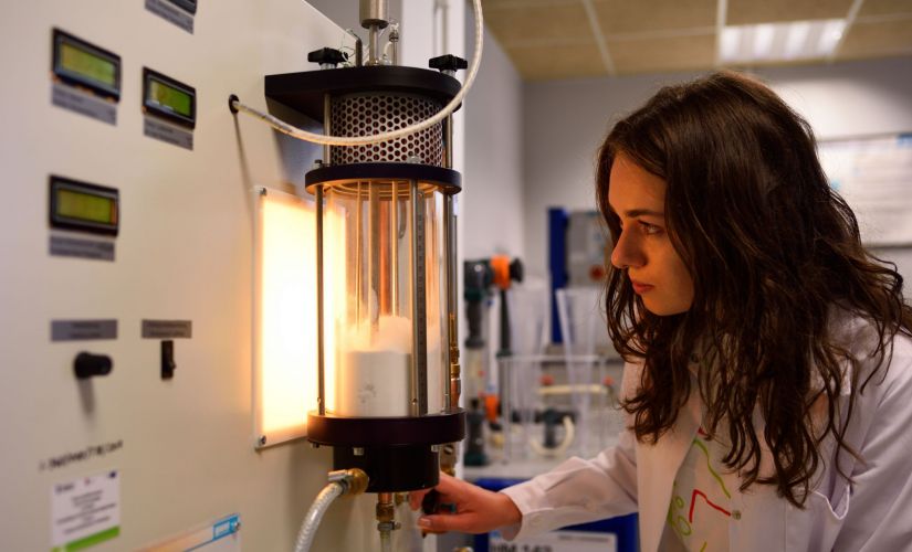 Studentka w białym fartuchu przy stanowisku laboratoryjnym na Wydziale Inżynierii Procesowej i Ochrony Środowiska PŁ.