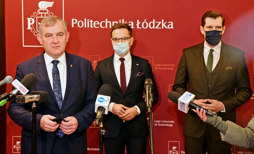 Od lewej stoją: prof. Krzysztof Jóźwik, rektor PŁ, Waldemar Buda wiceminister i Tobiasz Bocheński wojewoda łódzki.