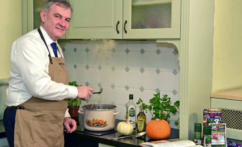 prof. Krzysztof Jóźwik gotuje w zabytkowej kuchni rektoratu PŁ