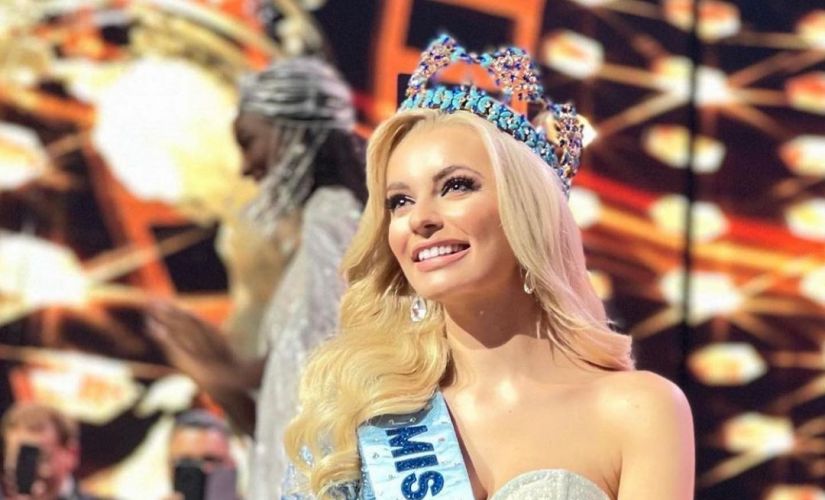 Karolina Bielawska Miss World 2021w koronie i szarfie z napisem Miss World.