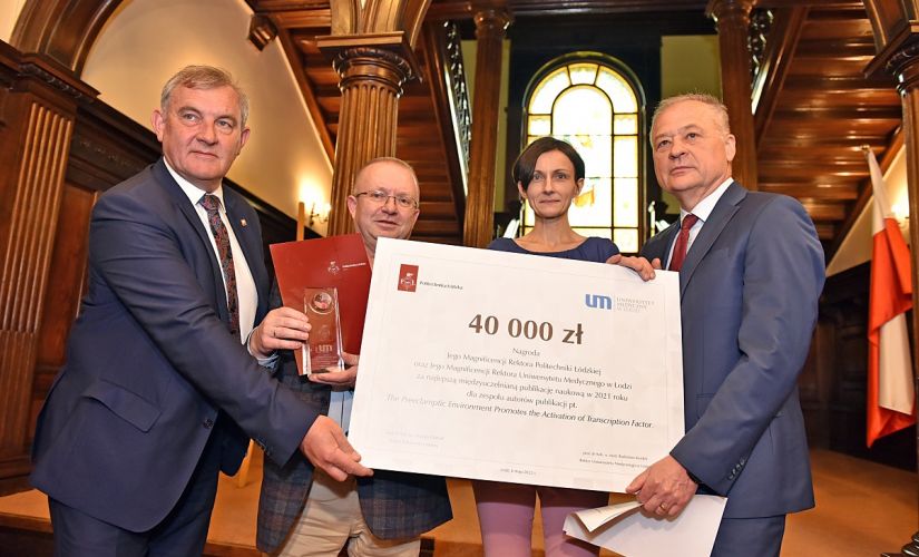The check from the Rectors of TUL and MUL was collected by dr hab. n. med. Agata Sakowicz and dr hab. n. med. Tadeusz Pietrucha, MUL Prof. photo: Jacek Szabela