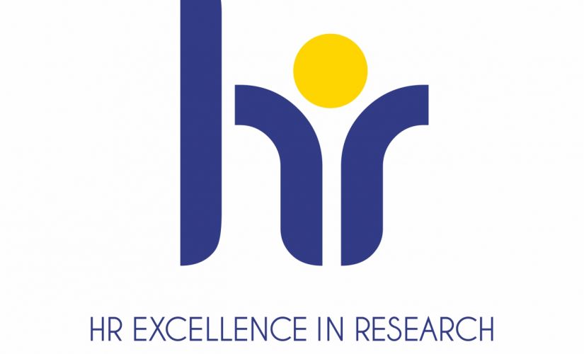 Logo HR Excellence in Research: niebieskie litery HR i żółte kółko.