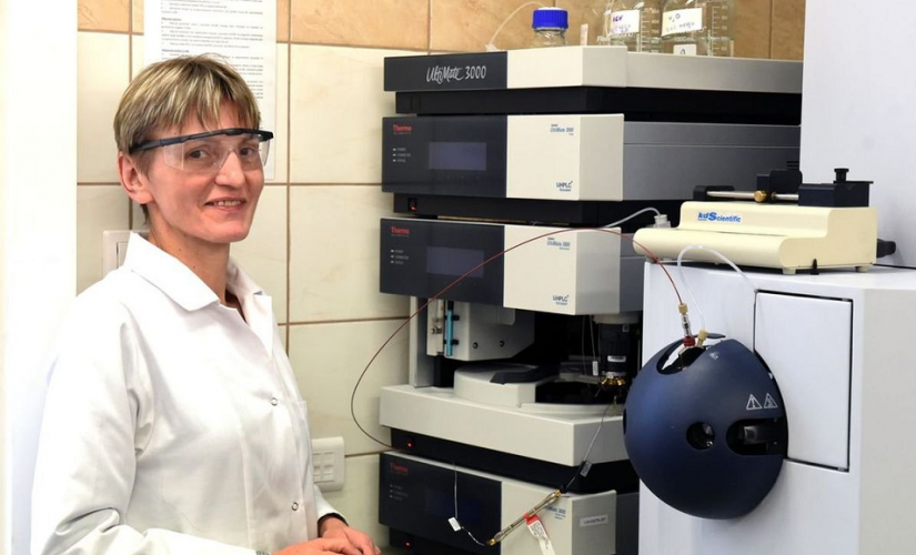 Prof. Beata Kolesińska w laboratorium przy aparaturze chemicznej.