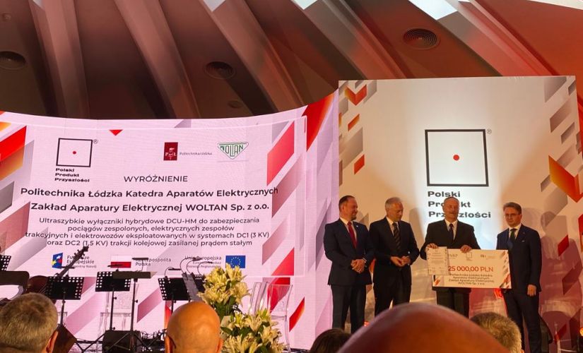 Photo from the awards gala of the Polish Product of the Future competition. The symbolic check is held by Prof. Piotr Borkowski