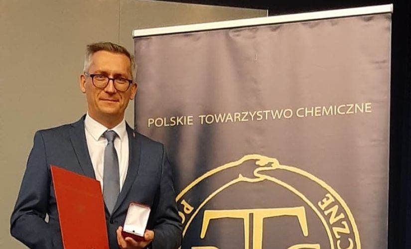 prof. Łukasz Albrecht prezentuje medal im. Stanisława Kostaneckiego i dyplom