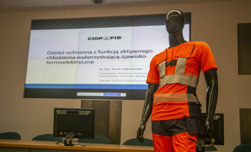 Presentation of the protective garments during a meeting at KGHM Miedź Polska S.A. (photo by KGHM Miedź Polska S.A.) 