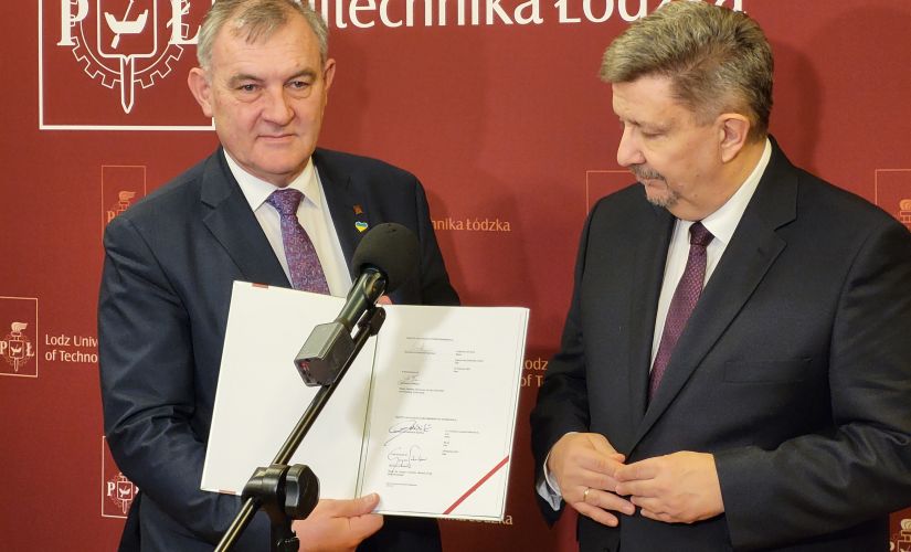 prof. Krzysztof Jóźwik i marszałek, Grzegorz Schreiber pokazują podpisany przez nich dokumnet, fot. PŁ