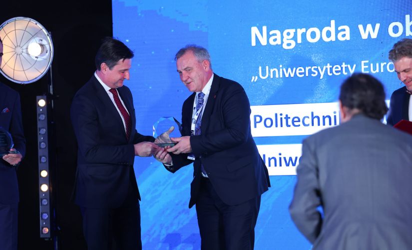 Rektor prof. Krzysztof Jóźwik odbiera nagrodę za zwycięstowo w konkursie