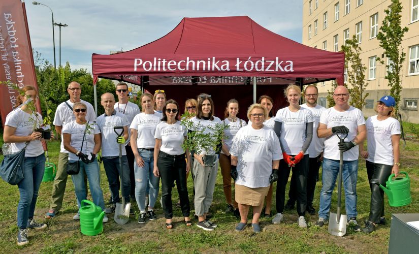 Uczestnicy akcji sadzenia drzew na kampusie PŁ, fot. Jacek Szabela