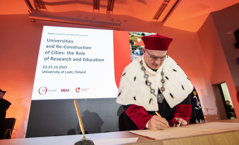 Rector prof. Krzysztof Jóźwik signs the Magna Charta Universitatum