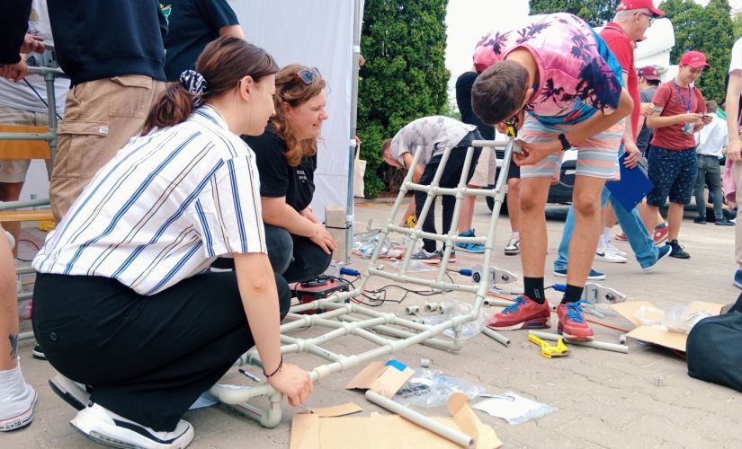 Students build a deck chair from elements of building installations