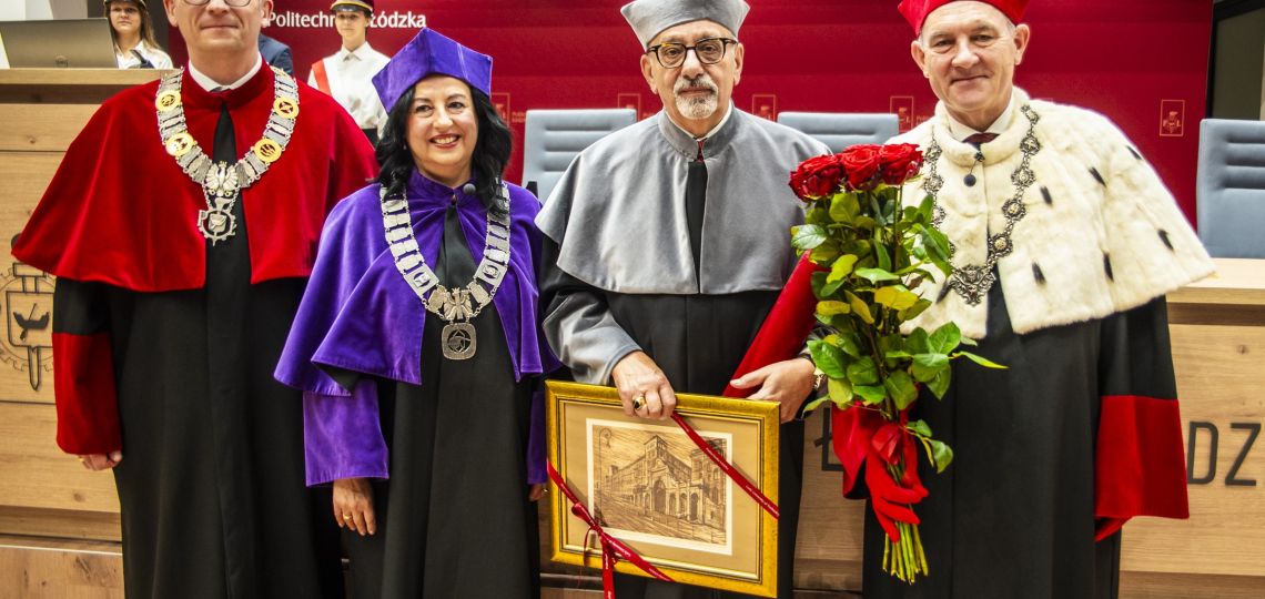 Prof. Bogusław Buszewski, doctor honoris causa of TUL, accompanied by rector Prof. Krzysztof Jóźwik, the award’s promoter Prof. Małgorzata Iwona Szynkowska-Jóźwik and vice-rector for science Prof. Łukasz Albrecht