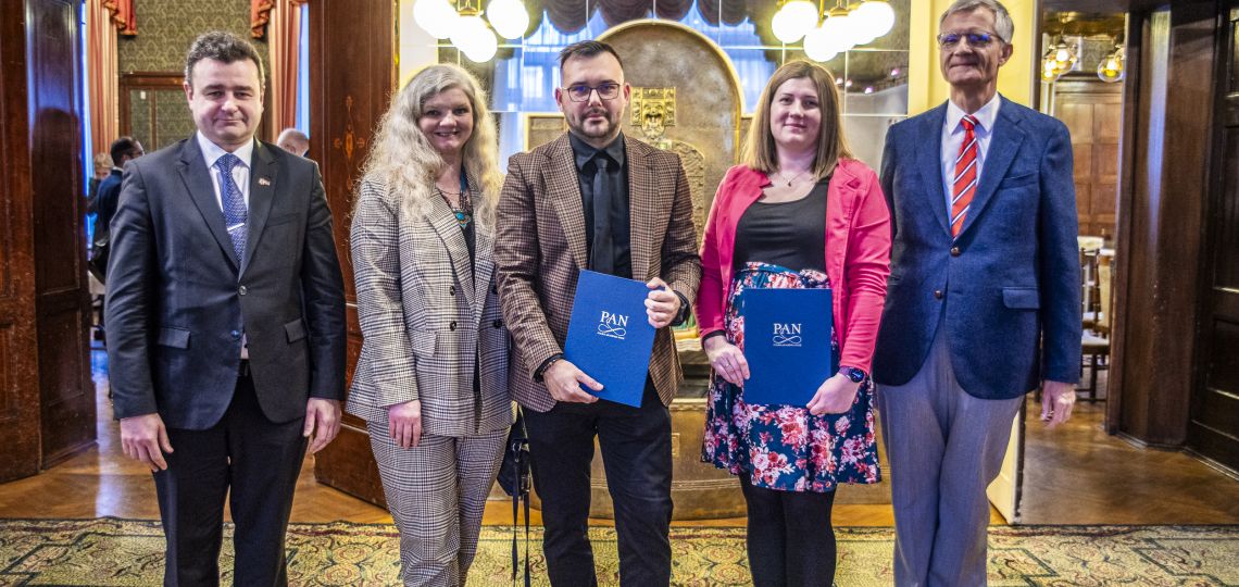 Laureaci nagród dr inż Joanna Grzelczyk i dr inż. Michał Binczarski, w towarzystwie prezesa OŁ PAN prof. Andrzeja Bartoszewicza (z prawej), prorektora prof. PŁ Andrzeja Romanowskiego i  prodziekan Wydziału Chemicznego prof. PŁ Izabeli Witońskiej