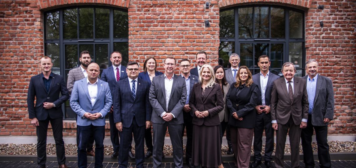 Council of Visionaries, commemorative photo in front of the Faculty of Mechanical Engineering building; Photo Marcin Szmidt
