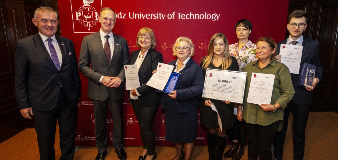 Obok rektorów - prof. Krzysztofa Jóźwika i prof. n. med. Janusza Piekarskiego stoją (od lewej):  prof. n. med. Urszula Lewandowska, prof. Dorota Żyżelewicz,  dr hab. inż. Joanna Oracz, dr n. med. Katarzyna Owczarek, dr hab. inż. Justyna Rosicka-Kaczmarek, prof. PŁ i lek. Miłosz Caban, fot. Marcin Szmidt 