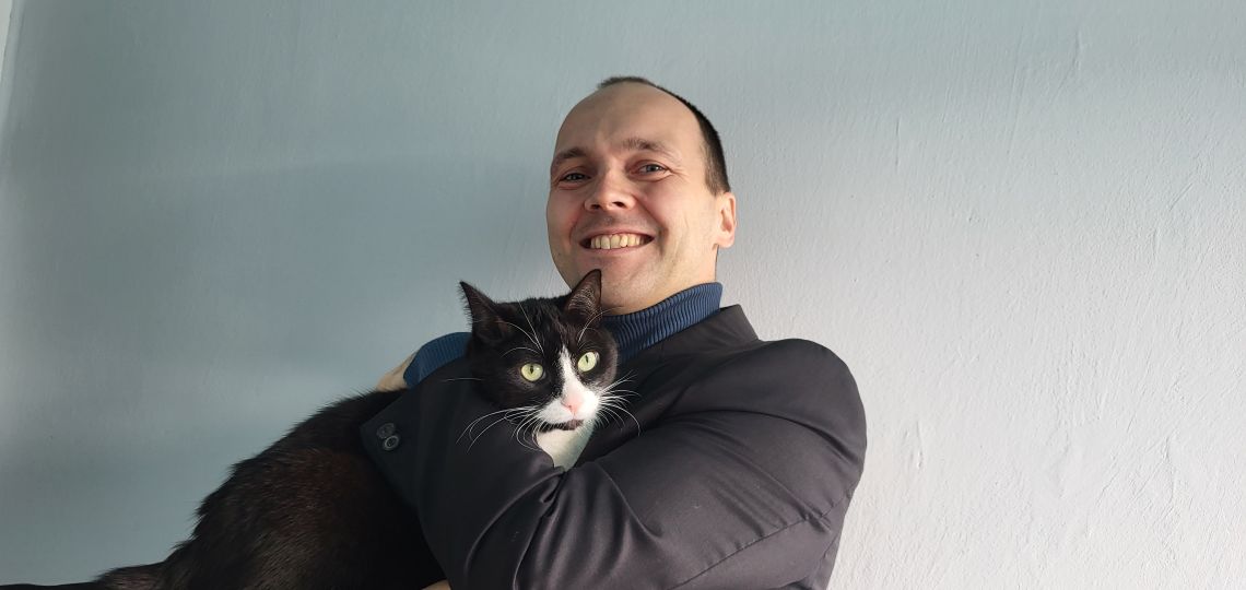Dr inż. Marek Balcerzak, z ulubionym "pomocnikiem" naukowym - kotem  Mlaskun