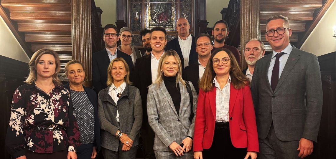 Grupa badaczek i badaczy z prorektorem ds. nauki prof. Łukaszem Albrechtem, przygotowująca prezentację potencjału naukowego PŁ w czasie wizyty w USA