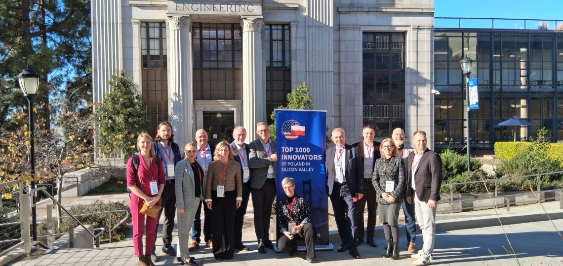 Przedstawiciele PŁ przed budynkiem UC Berkeley