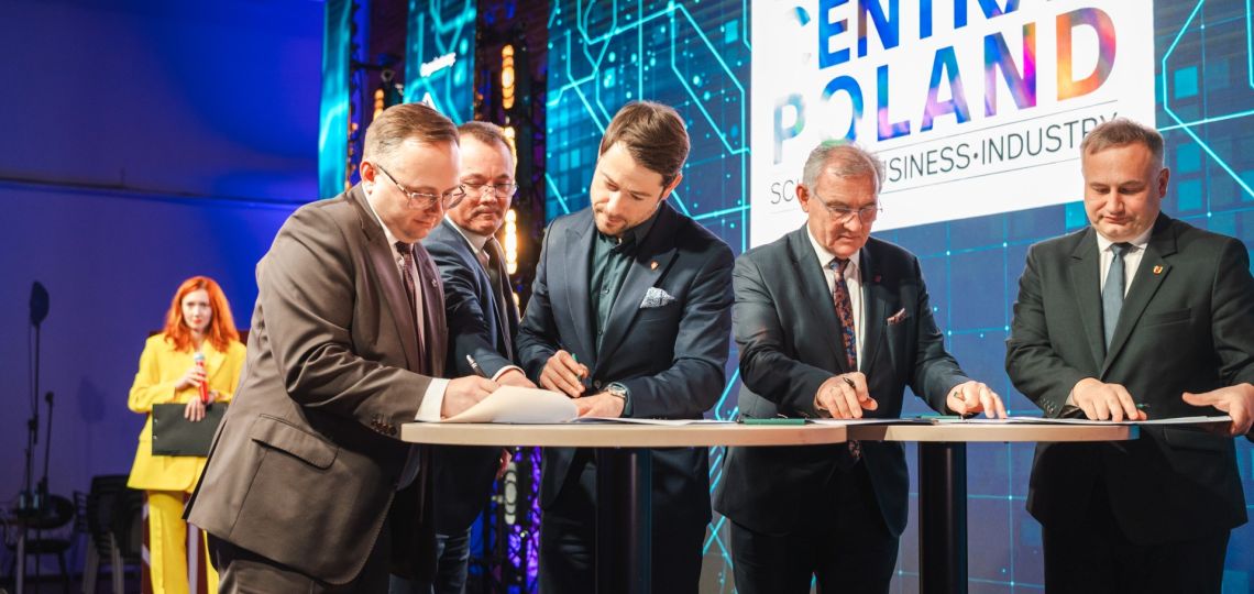 Signatories signing the letter of intent photo: ŁSSE