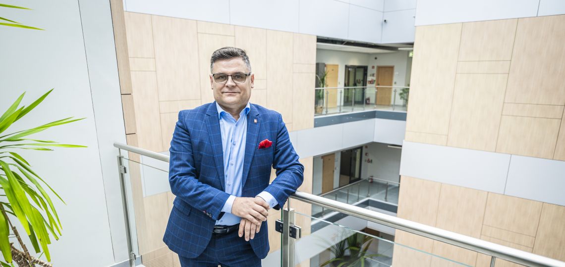 prof. Jacek Sawicki stoi na tle przestrzeni w Fabryce Inżynierów