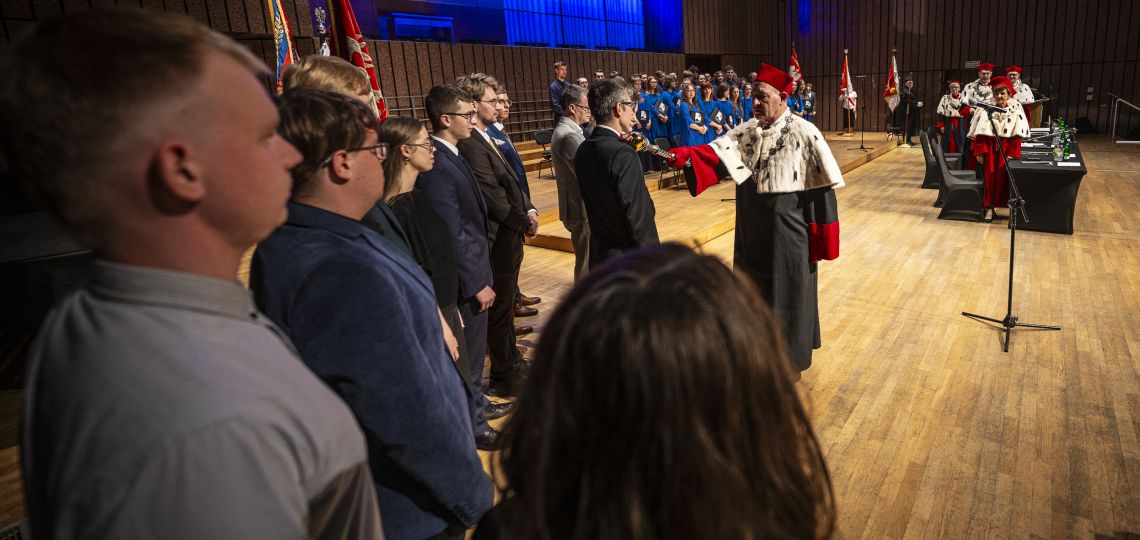 rektor PŁ w tradycyjnym stroju akademickim immatrykuluje nowoprzyjętych studentów na scenie Filharmonii Łódzkiej