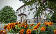 XIX-wieczna, trzykondygnacyjna Willa Józefa Richtera, obecnie siedziba rektoratu PŁ. Na dole pomarańczowe kwiaty i dookoła dużo zieleni.
