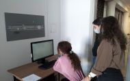 Trzy studentki przy stanowisku komputerowym. Wystawa Moniki Czerskiej.