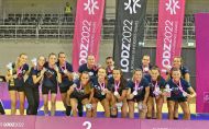 Zdjęcie pozowane: żeńska drużyna prezentuje złote medale.