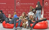 Uczniowie Łódzkiego Salonu Maturzystów siedzą na pufach