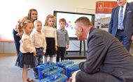 Wicewojewoda łódzki - Karol Młynarczyk przekazuje prezenty dla przedszkolaków, fot. Jacek Szabela