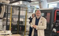 Prof. PŁ Grzegorz Granosik prezentuje sprzęt w tzw. ciężkim laboratorium mechanicznym