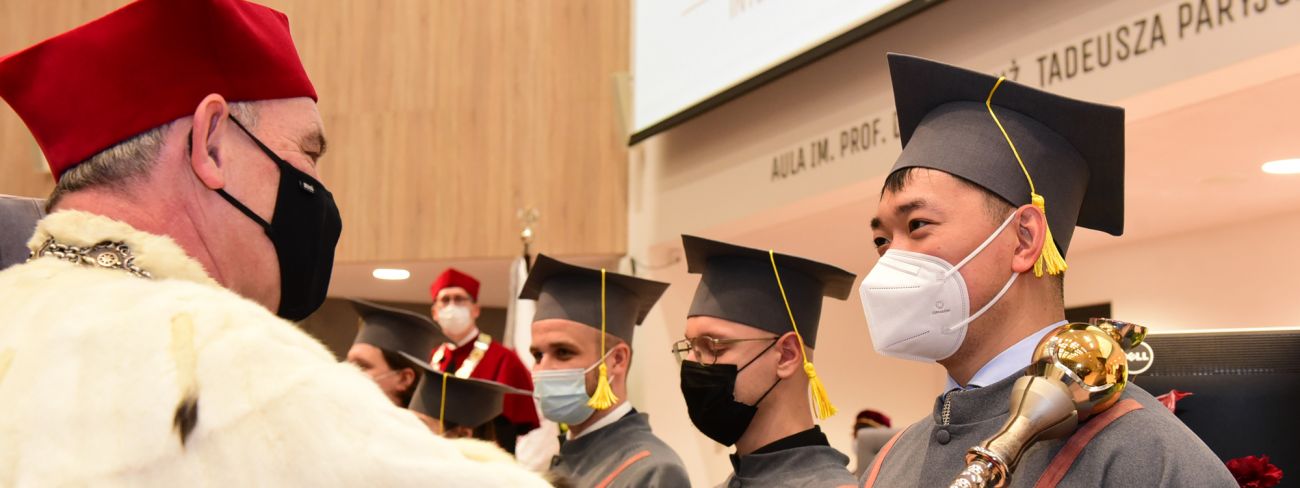 Rektor PŁ w todze immatrykuluje nowo przyjętych studentów.