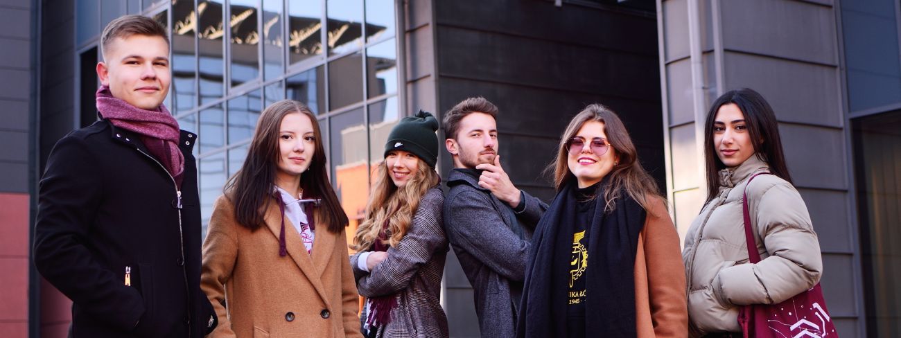 Studenci przed budynkiem Fabryki Inżynierów XXI wieku