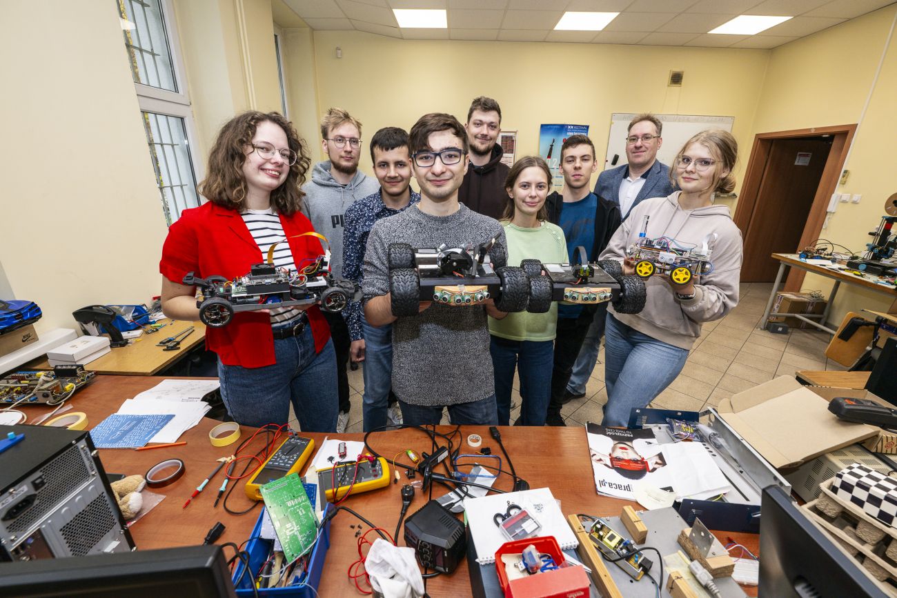 Young Minds Bright Future - MAIN ()