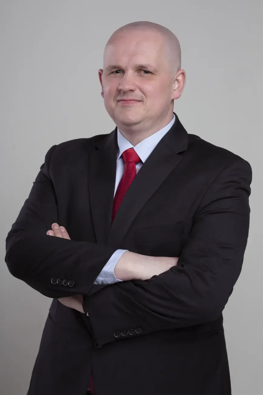 portret mężczyzny z założonymi rękoma, w garniturze, czerwonym krawacie, 
