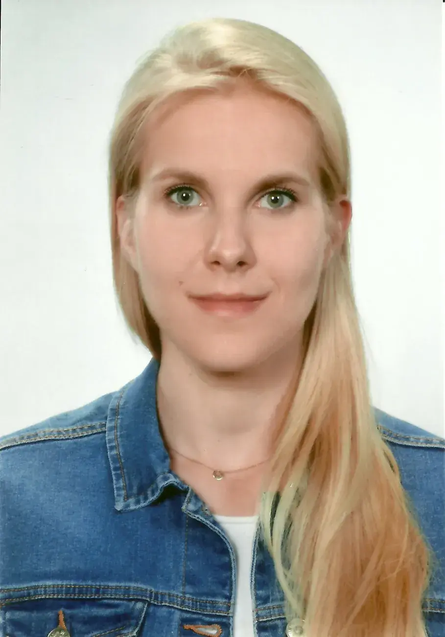 zdjęcie legitymacyjne szczupłej młodej kobiety z długimi blond włosami rozpuszczonymi na lewym ramieniu