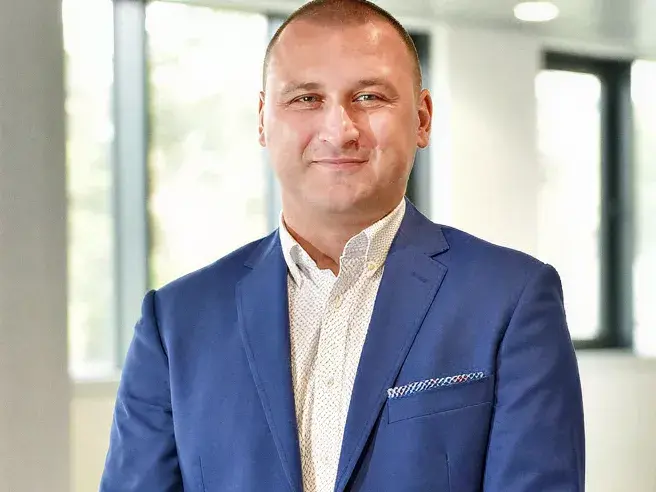 portret mężczyzny w granatowym garniturze