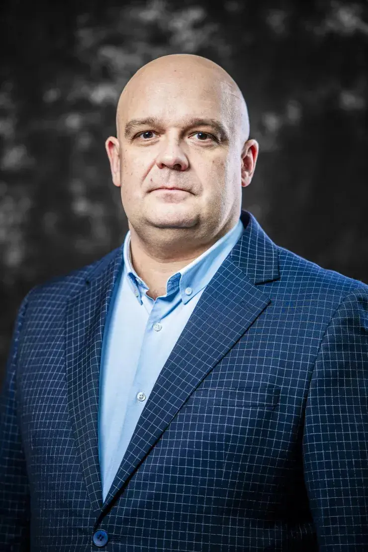 portret łysego mężczyzny w garniturze, tło ciemne, Adam Sikora, PŁ