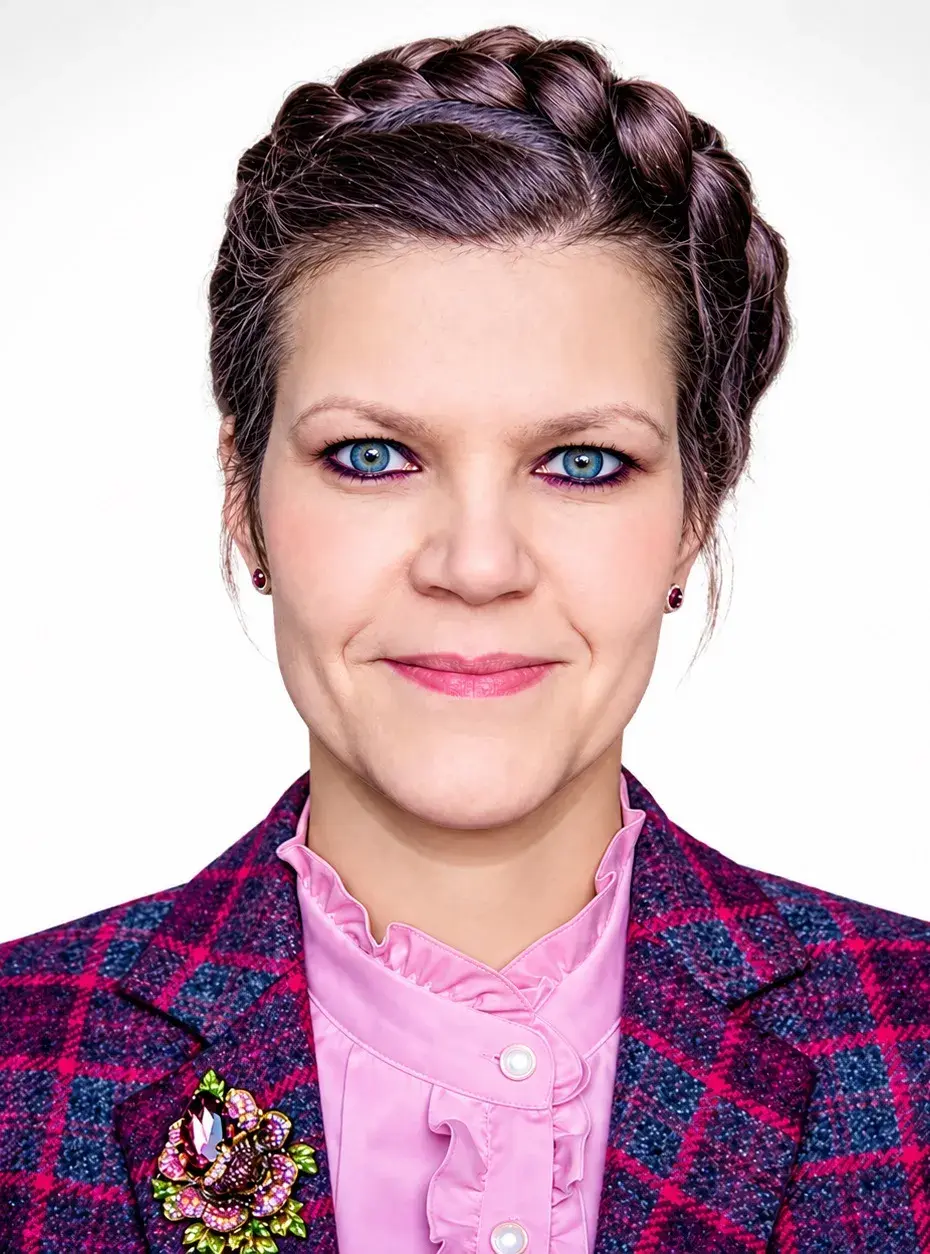 prof. Anna Fabijańska, uśmiechnięta, zapleciony warkocz na głowie, różowo-fioletowa marynarka