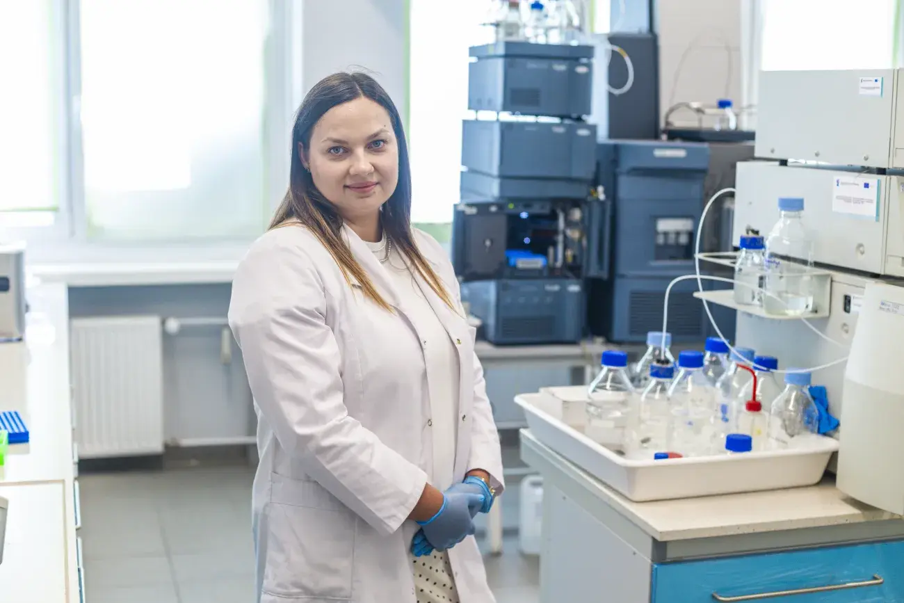 uśmiechnięta dominika kajszczak w laboratorium, w faruchu i rękawiczkach ochronnych