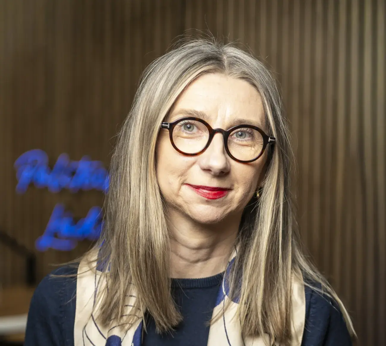 Edyta Pietrzak, PŁ, portret kobiety w okularach, rozpuszczone włosy, w tle lamele